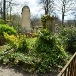 Vue de la partie supérieure de la "citerne". Notez la tombe ancienne, implantée au sommet de l'édifice. Cimetière Père-Lachaise