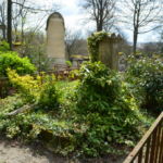 Vue de la partie supérieure de la "citerne". Notez la tombe ancienne, implantée au sommet de l'édifice. Cimetière Père-Lachaise